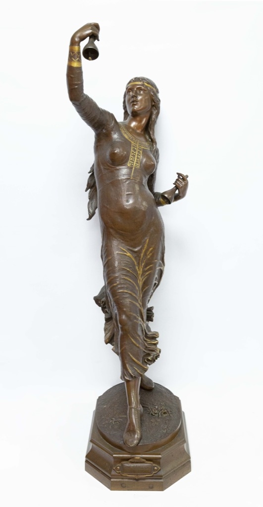 154- Charles Georges FERVILLE-SUAN. Une danseuse au XII°siècle. Sculpture volume en bronze signée sur la terrasse. H112cm. Adjugé 3100€