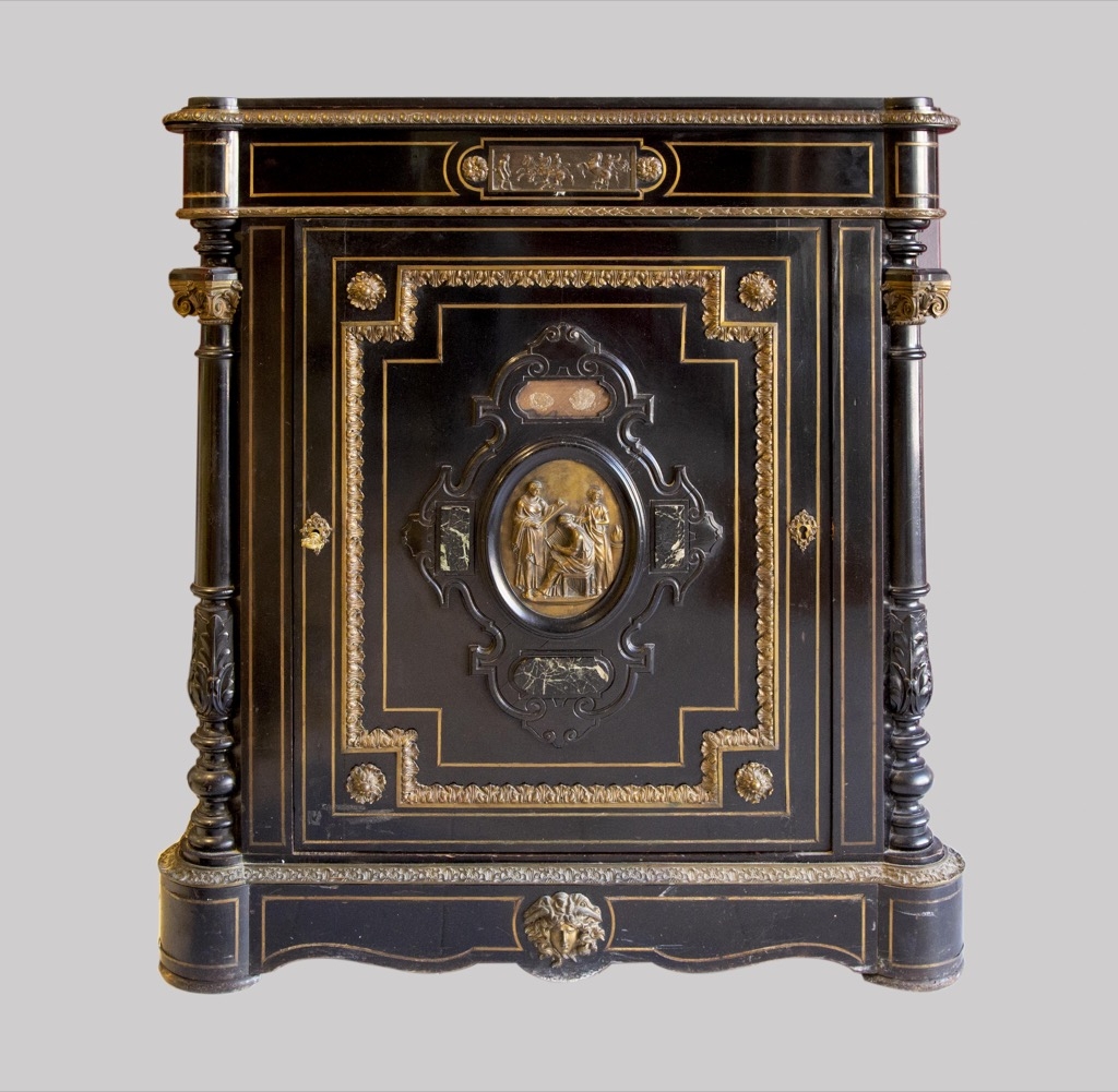165 - Buffet Napoléon III en bois noirci à décor de motifs en bronzes et plaques de marbre. 112x97x44cm. Adjugé 500€