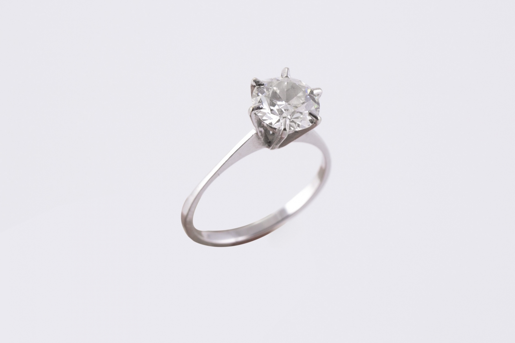 106 - Solitaire en or blanc serti d'un diamant d'neviron 1,25 carat. Adjugé 1800€