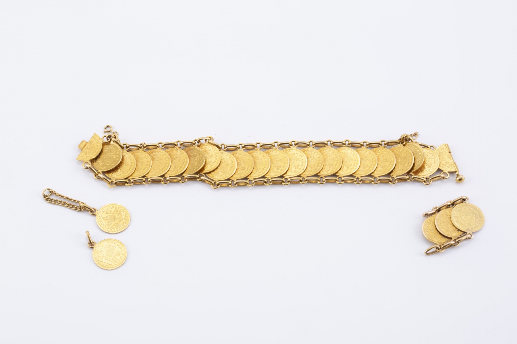 17 - Bracelet articulé en or jaune avec pièces. Adjugé  2400€