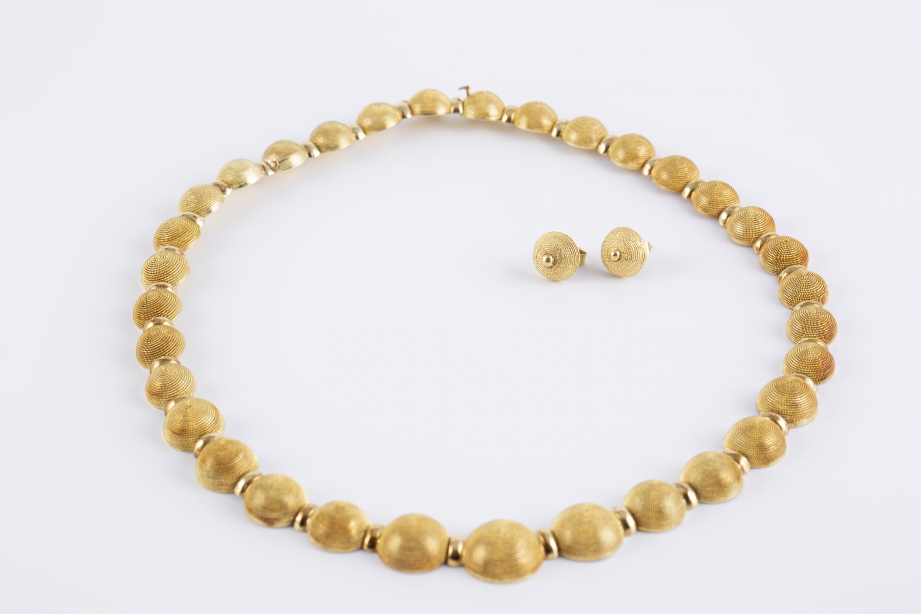 50 - Parure en or jaune comprenant un collier ras de cou et une paire de boucles d'oreilles assorties. Adjugé 3750€