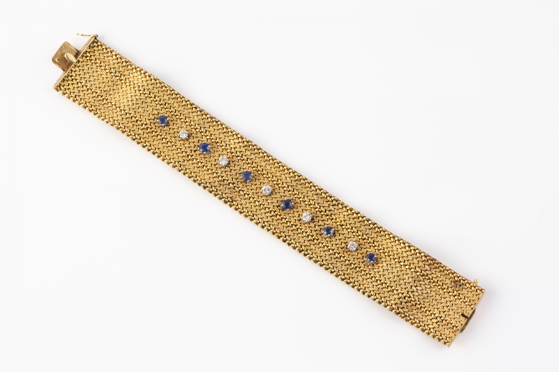 170- Bracelet manchette en or tressé orné de petits diamants et saphirs. Adjugé 1300€