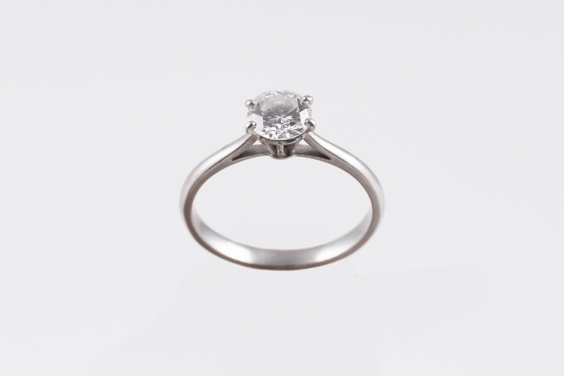 90- Bague solitaire en platine sertie d'un diamant central d'environ 0,7cts. Adjugé 1050€