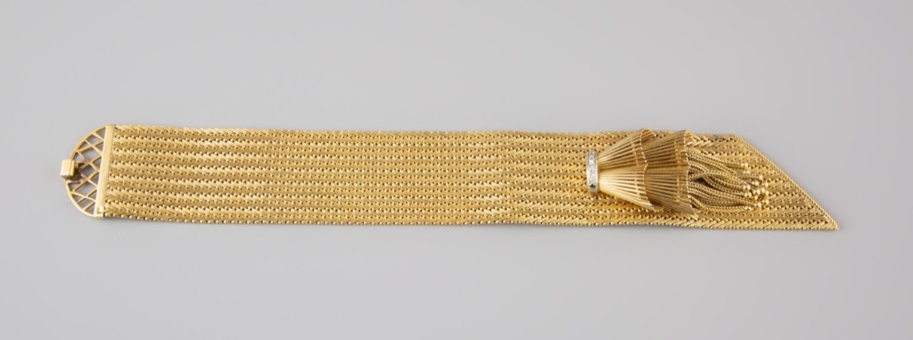 100 - Bracelet rétro en or jaune 18K 750° orné d'un motif stylisé serti de petits brillants. Poids brut 99,8g. Adjugé 3250 €