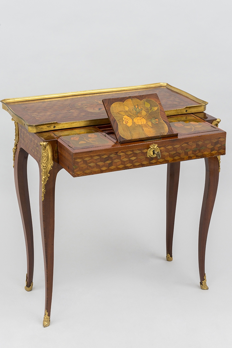 150 - Petite table liseuse marquetée estampillée JF. Oeben. Travail d'époque Louis XV vers 1760. 69x68x37cm. Adjugé 13 000€