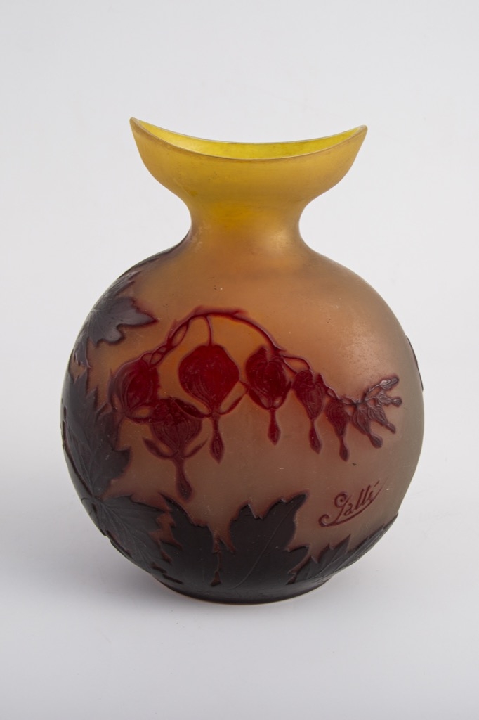 @1024-50 - GALLE. Vase de forme gourde à col étiré à décor de coeurs de Jeannette rouges sur fond jaune, signé. H23cm. Adjugé 900€