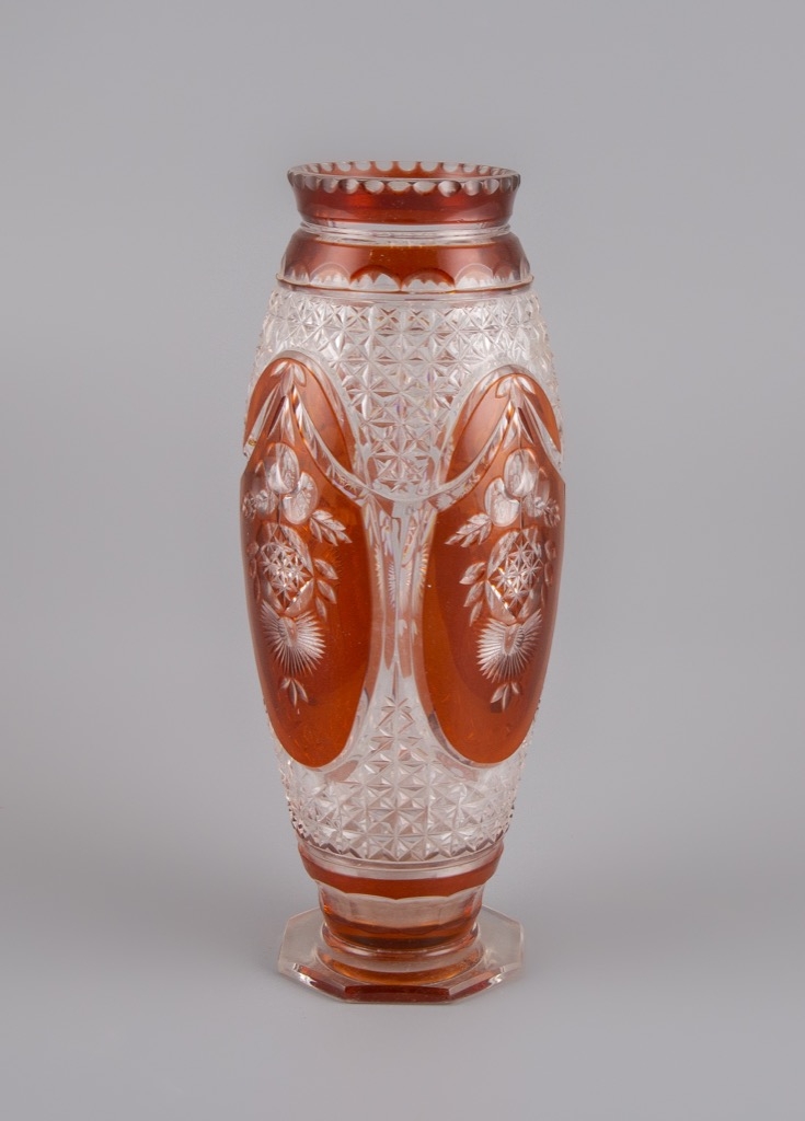 Lot 5 : Vase en cristal de bohème taillé en pointes de diamants sur fond orange. Adjugé : 563€ frais compris