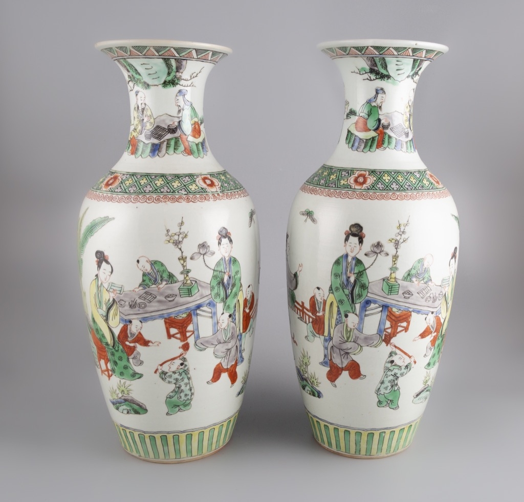 Lot 61 : Chine, XX°. Paire de vases en porcelaine à décor peint polychrome de scènes de la vie domestique. Ht. 45 cm. Adjugé : 2875€