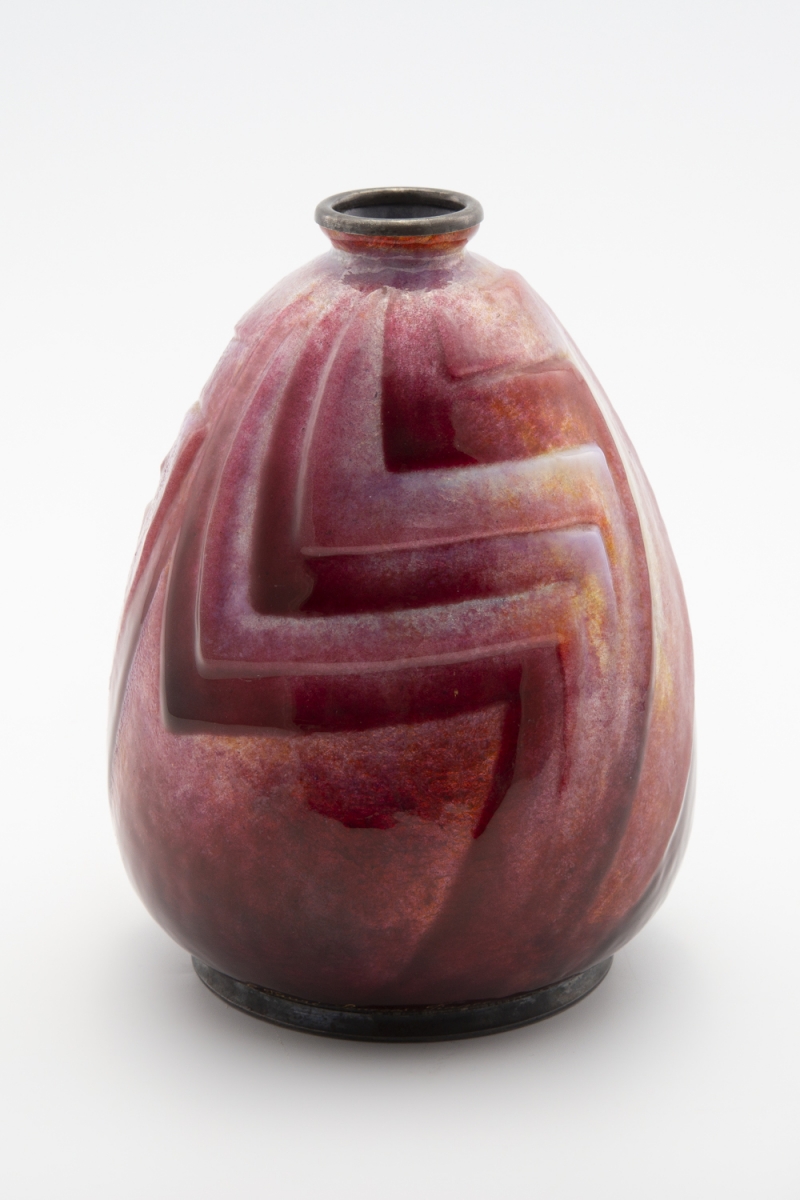 116 - Camille FAURE (1874-1956). Vase balustre en laiton à décor réalisé aux épais émaux translucides et opalescents. Adjugé 2000€