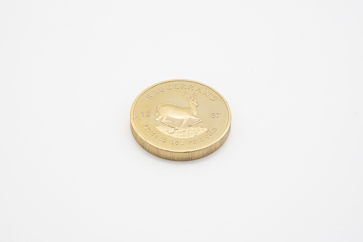 17 - Pièce en or jaune Krugerrand datée 1967. Adjugé 1200€