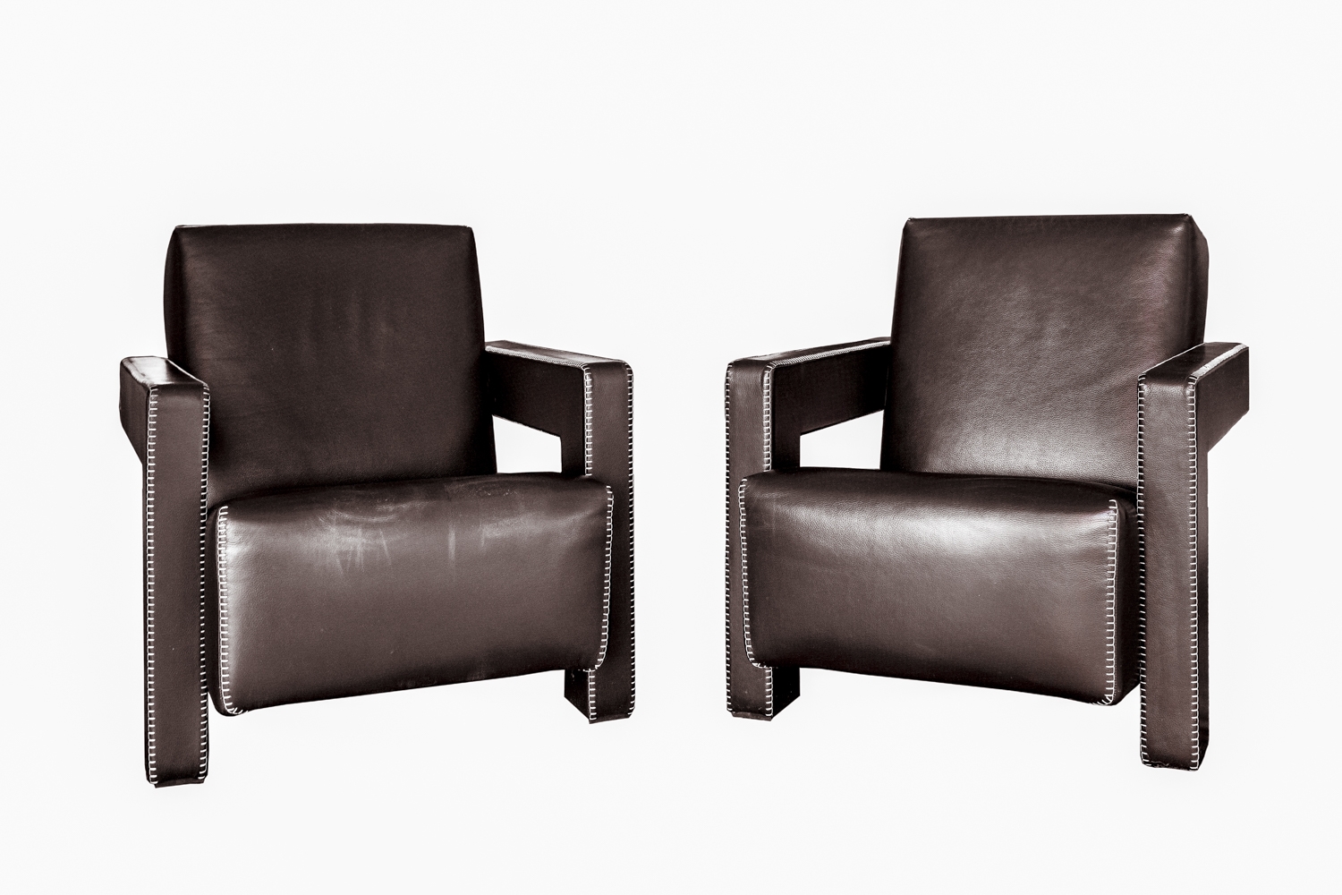 196 - Gerrit RIETVELD (1888-1964). Paire de fauteuils modèle Utrecht recouverts de cuir. Edition Cassina. Adjugé 2200€