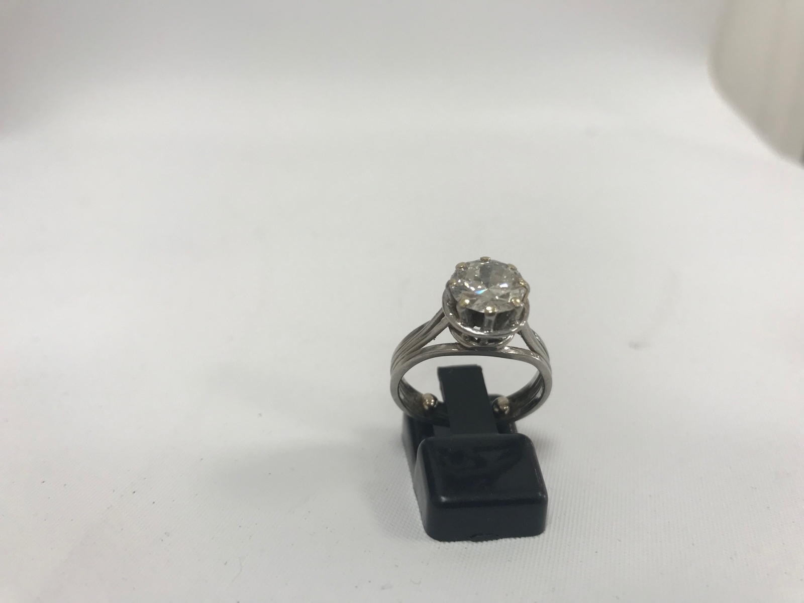 30-1 Bague solitaire en or gris sertie d'un diamant de taille moderne d'environ 2cts. Adjugé 2900€
