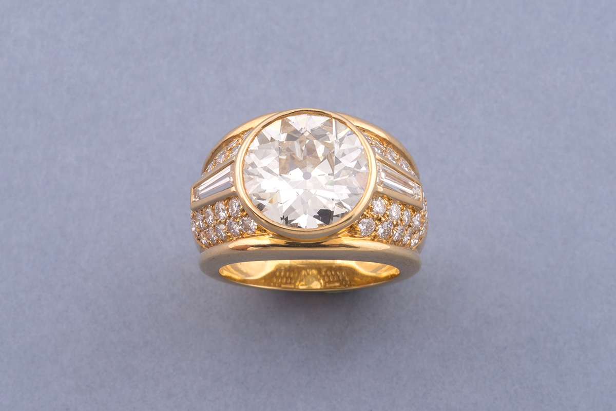 50 - Bague double en or jaune 18K 750° ornée au centre d'un diamant d'environ 5cts. Adjugé 20000€
