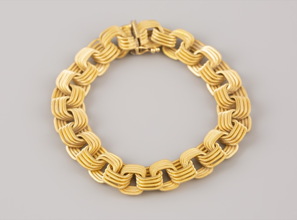 28- Bracelet articulé en or jaune amati. Poids 49,3g. Adjugé 1550€