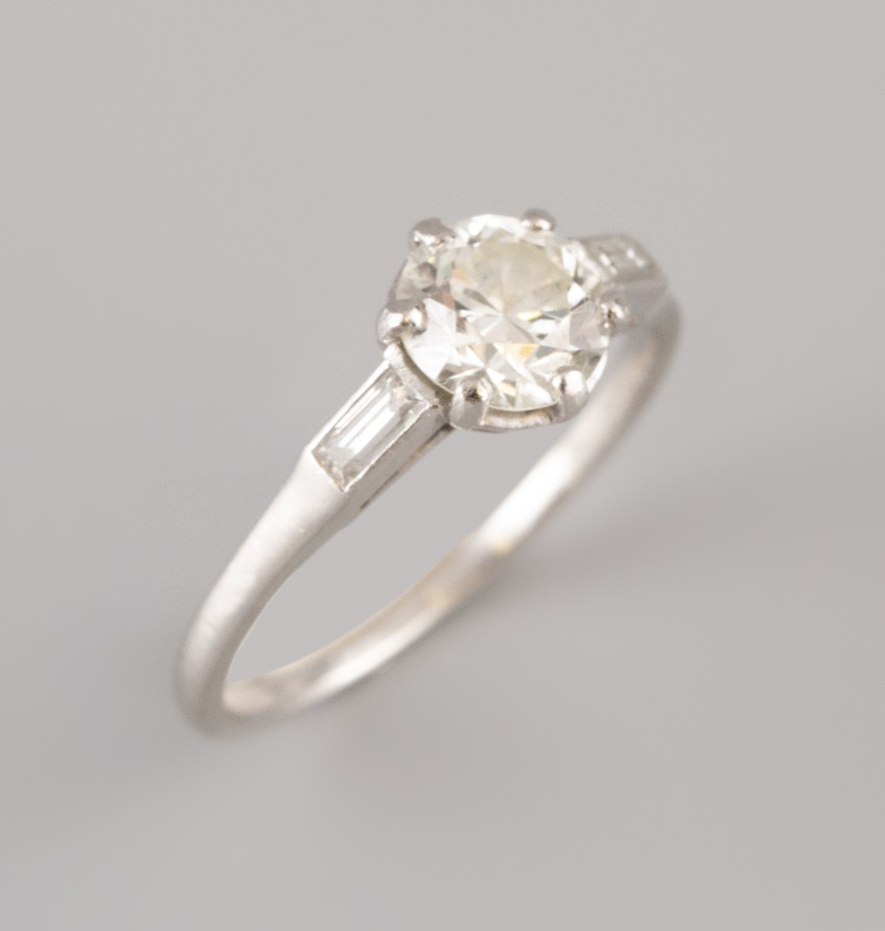 69- Bague solitaire en platine sertie d'un diamant d'env.0,30ct. Poids brut 4,4g. Adjugé 650€