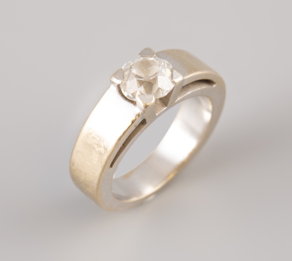 75- Chevalière en or blanc sertie d'un diamant taille ancienne. Poids brut 9g. Adjugé 500€