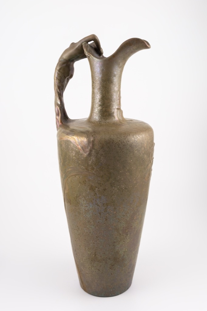 25- Rare vase La Nymphe. 1ère grandeur vers 1900.Faience lustrée. H27cm. Adjugé 1500€