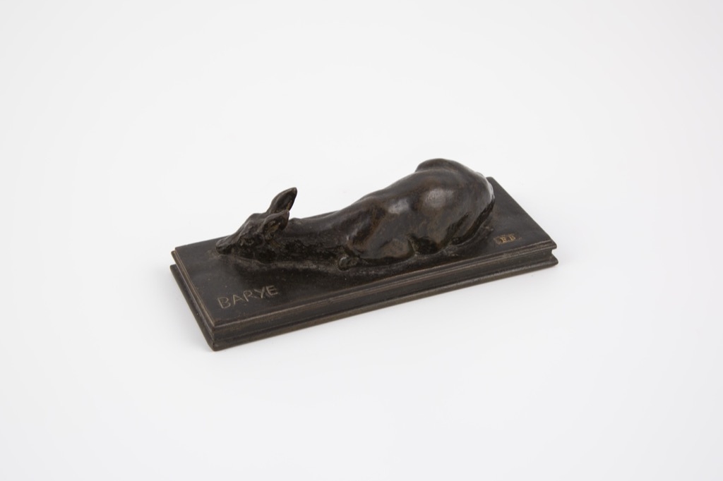 60- Antoine Louis BARYE. Biche couchée. Sculpture en bronze. 15x5,5x4,5cm. Adjugé 1470€