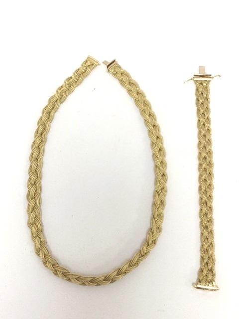 2-1 Parure comprenant un collier ras de cou en or jaune à maille tressée et un bracelet assorti. Adjugé 1700€