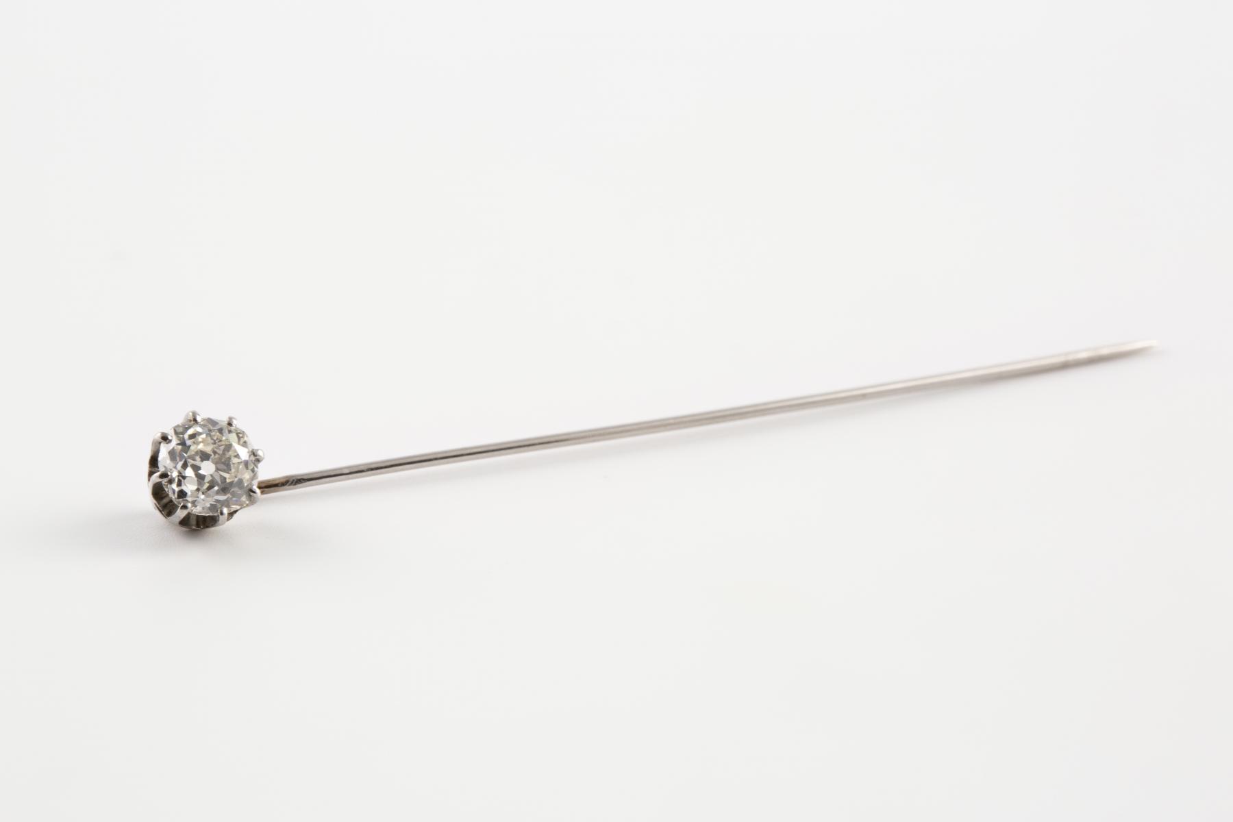 80-1 Epingle à cravate en or gris sertie de diamants taille ancienne d'environ 1carat. Adjugé 2450€