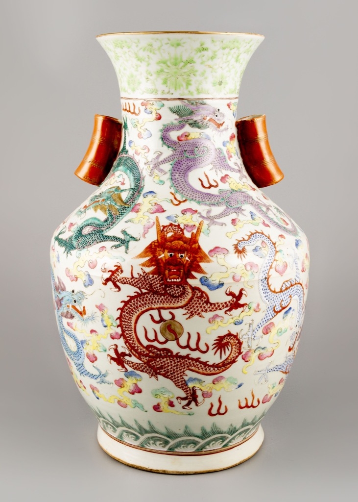 21 - CHINE XXe. Vase balustre en porcelaine à décor de neuf dragons chassant la perle. Adjugé 7 000€