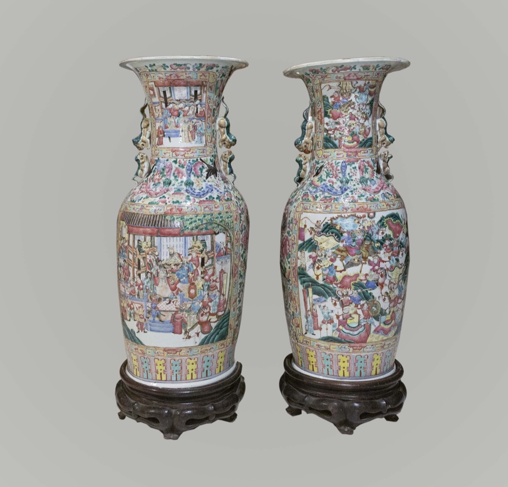 23 - CHINE, Canton XXe. Paire de vases balustres dans le style de la famille rose. Adjugé 20 625€