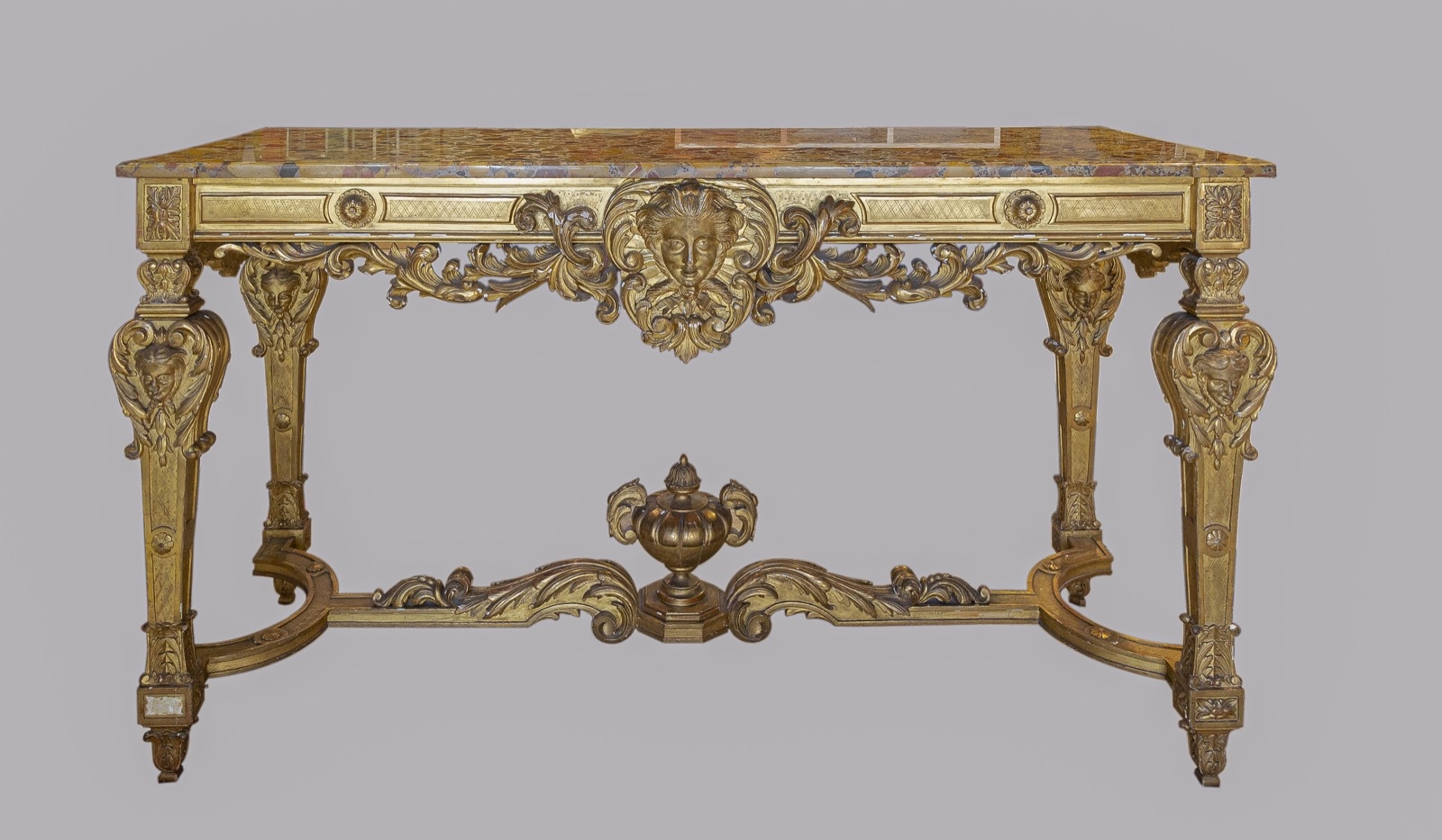 142- Important console en bois et stuc doré avec plateau marbre. 167x64x92cm. Adjugé 1000€