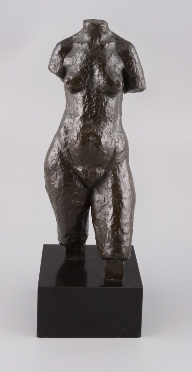 78- Sculpture en bronze patinée sur base en marbre représentant un nu féminin. H43cm. Adjugé 1000€