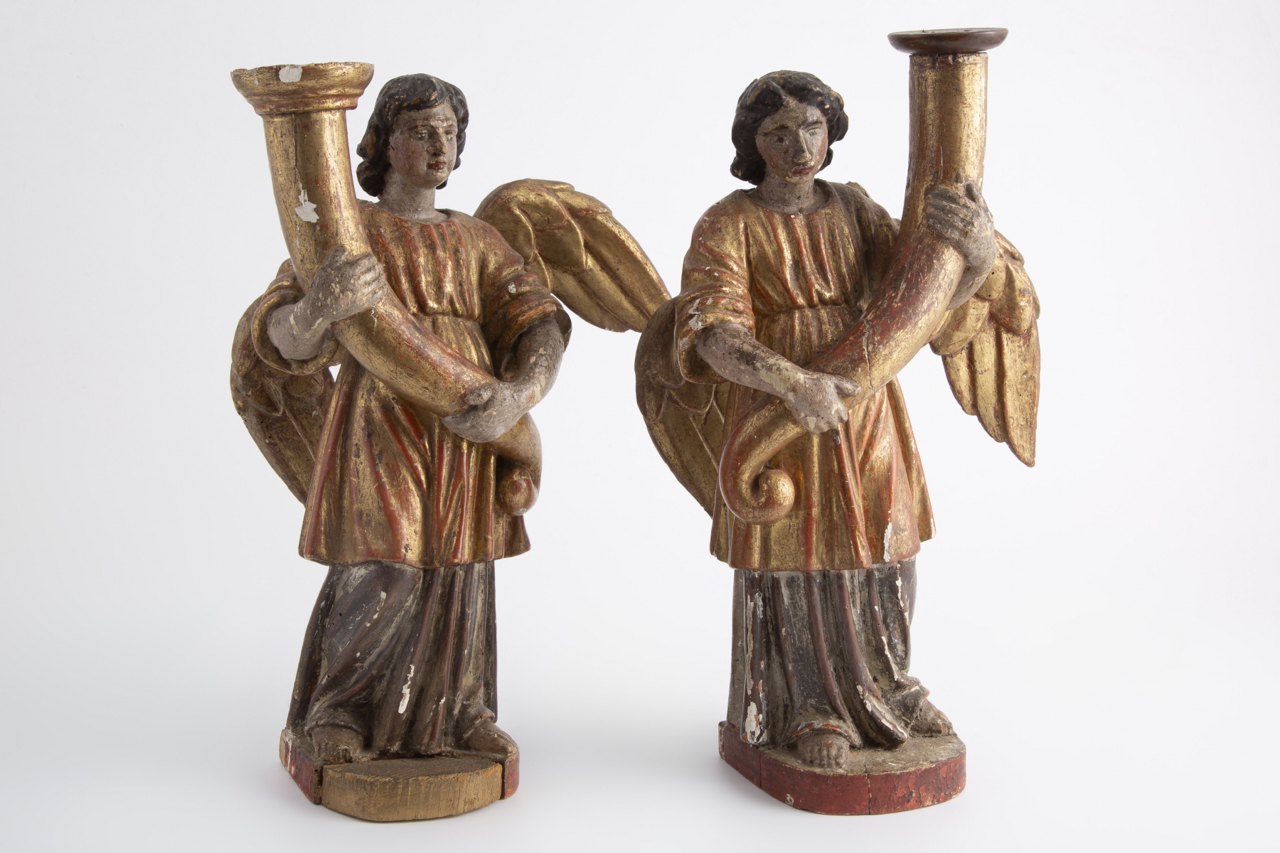 228- Paire d'anges céroféraires en bois sculpté polychromé et et doré. Adjugé 400€