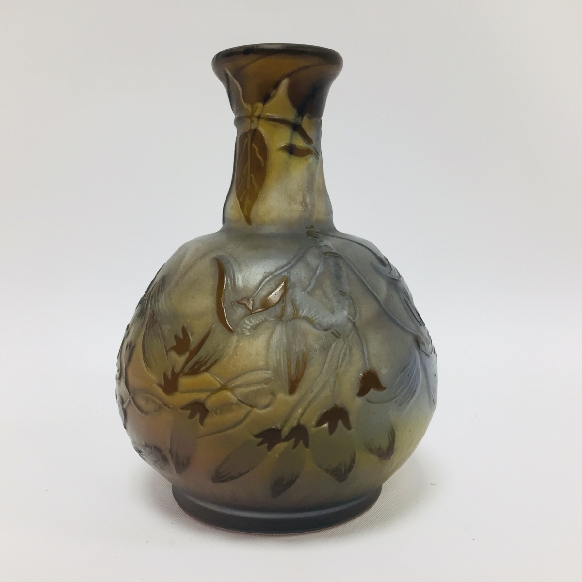 81- GALLE. Vase en verre gravé à décor dégagé à l'acide.H11cm Adjugé 230€ 2