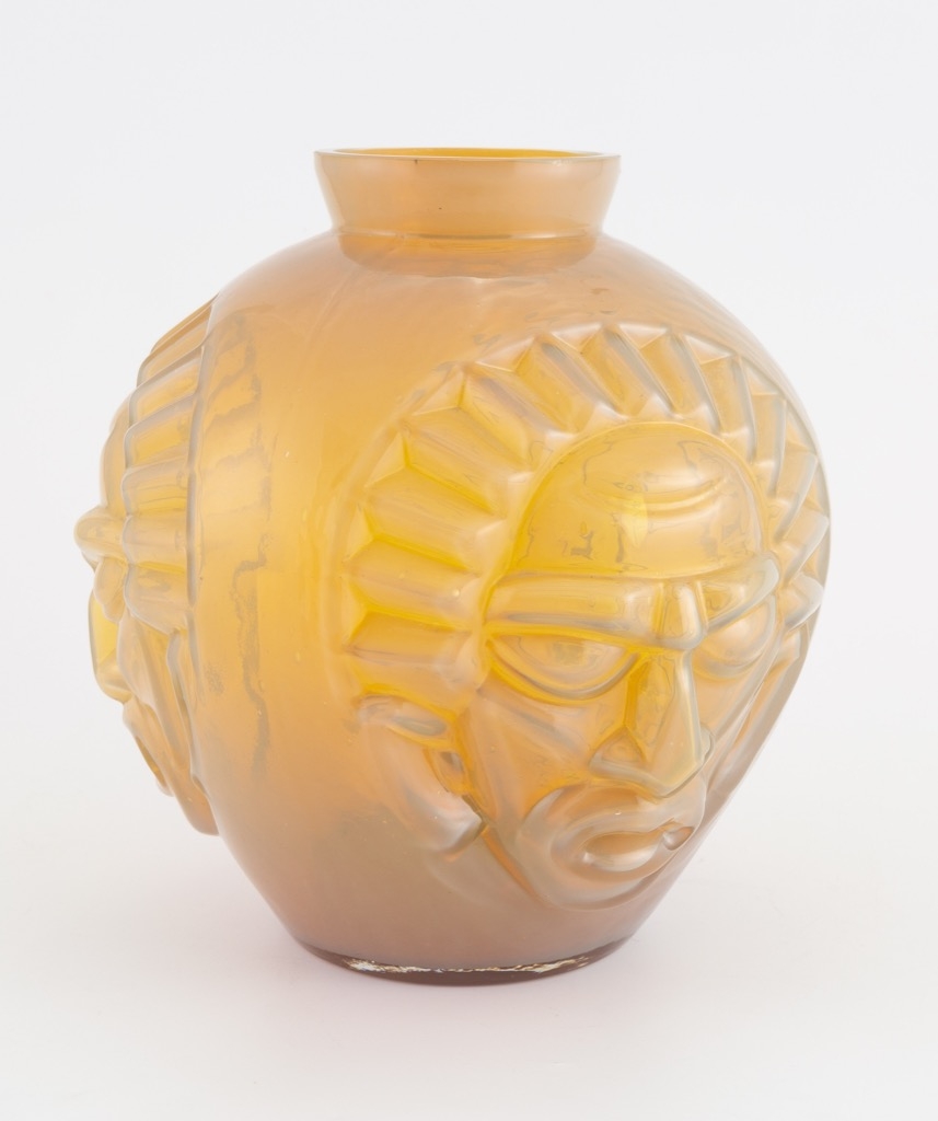 20- David GUERON-DEGUE. Vase de forme boule à col pincé en verre moulé pressé. H25cm. Adjugé 220€