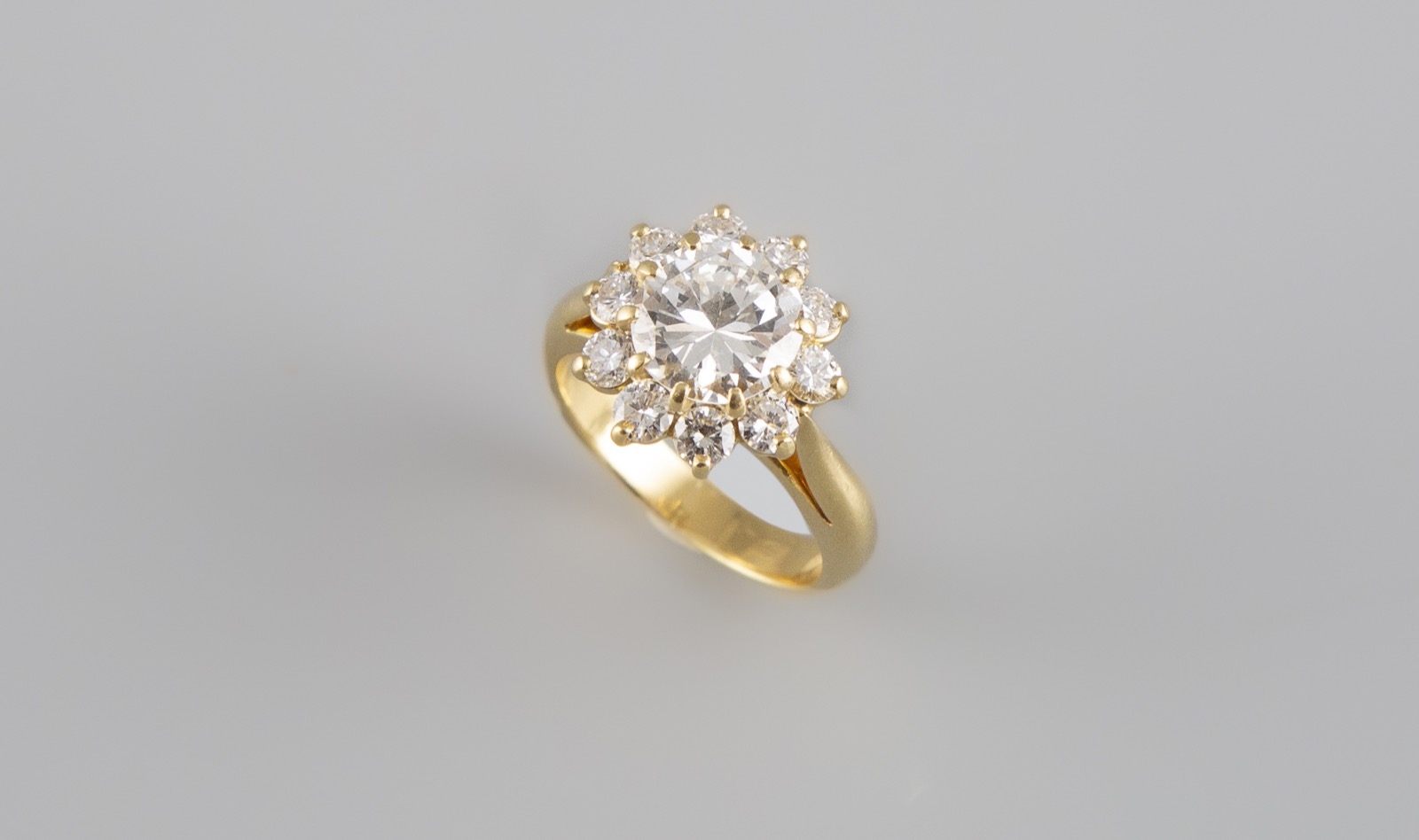 Lot 116 : Bague pompadour en or jaune sertie au centre d'un diamant demi taille pesant environ 2,10 carats ceinturé d'environ 1 carat de diamant taille brillant. Poids brut 7,45g. Adjugé : 4200€